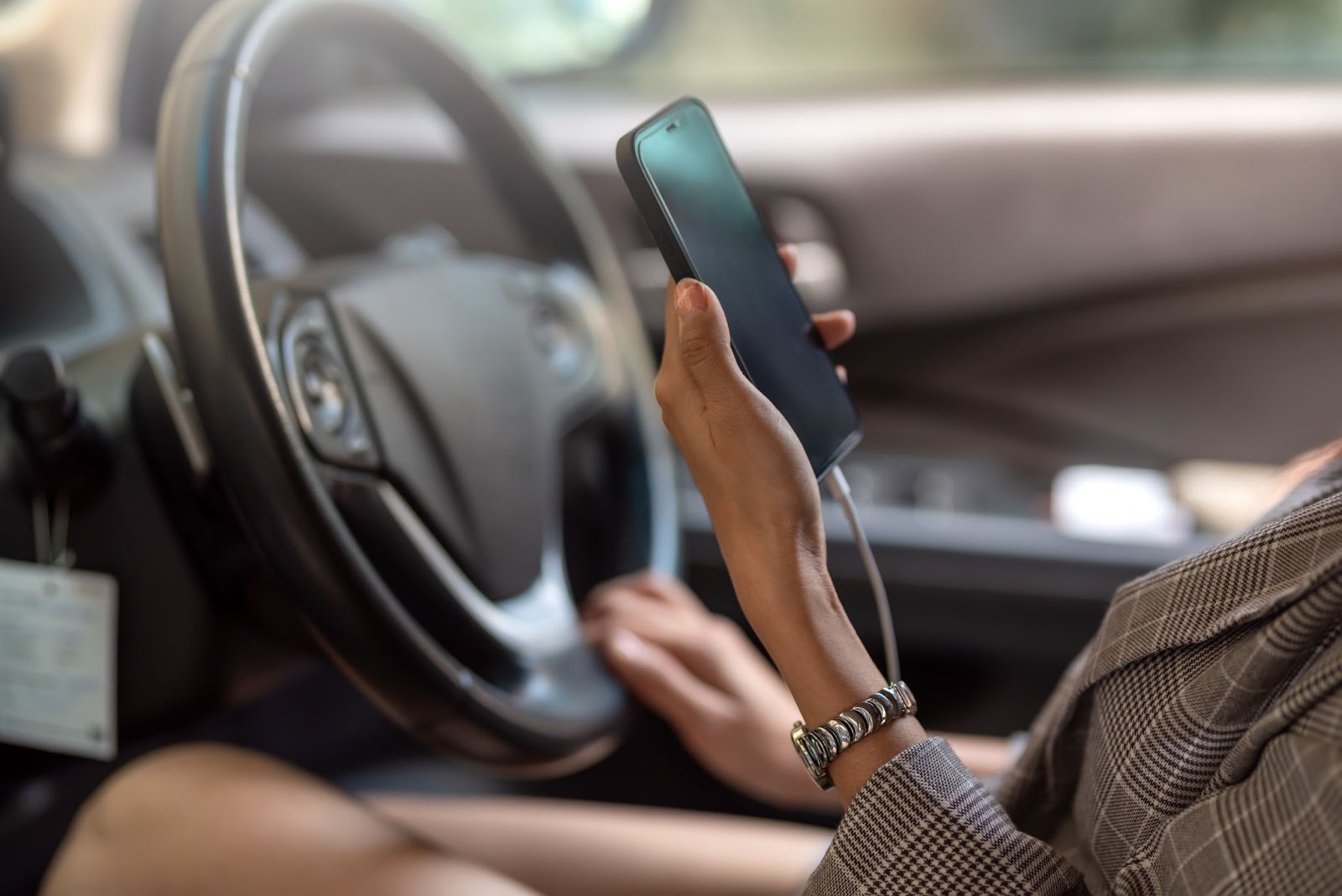 Koppla iPhone till bil med USB Person ansluter iPhone till bilen med USB för att använda Apple Car Play