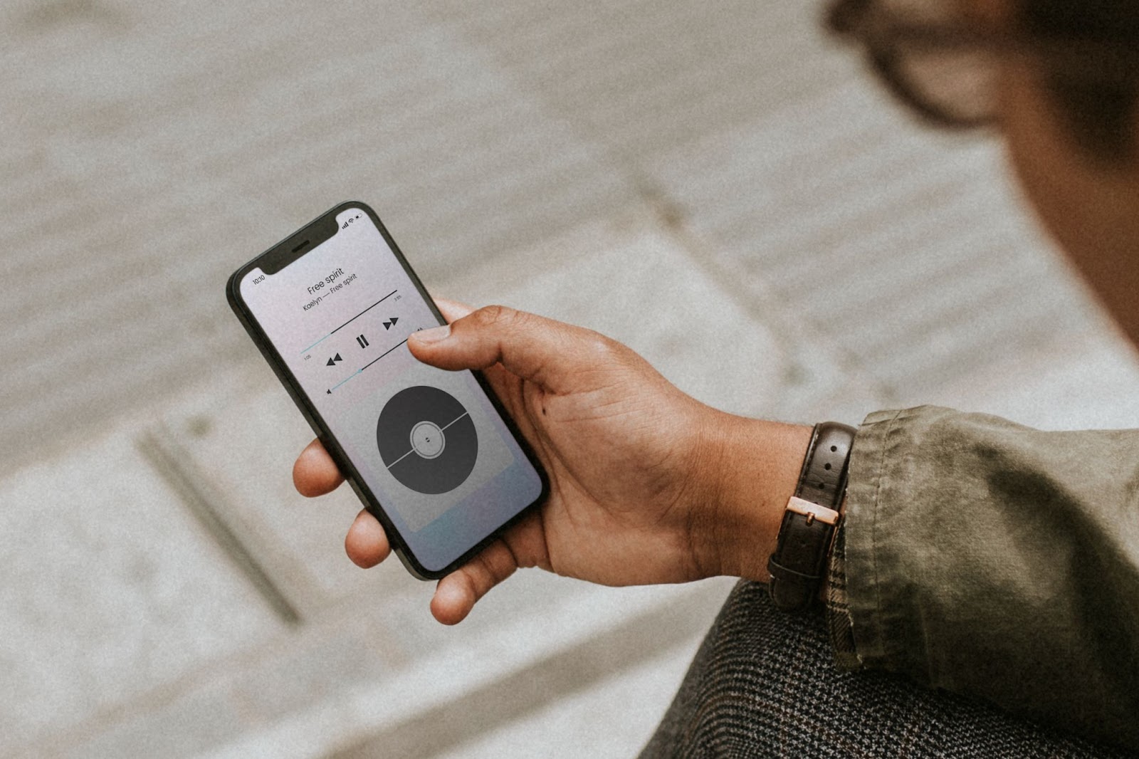 En iPhone med iTunes på skärmen En kille försöker spela upp musik från iTunes på sin iPhone