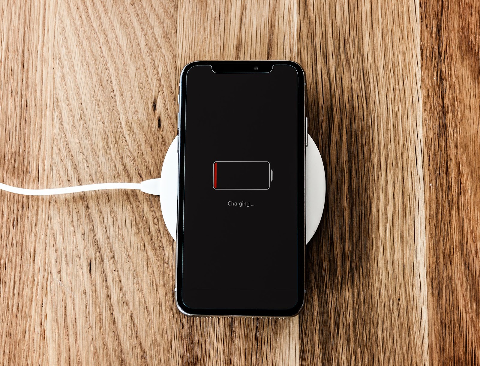 iPhone som laddar Urladdad iPhone som ligger på en laddningsstation och laddar