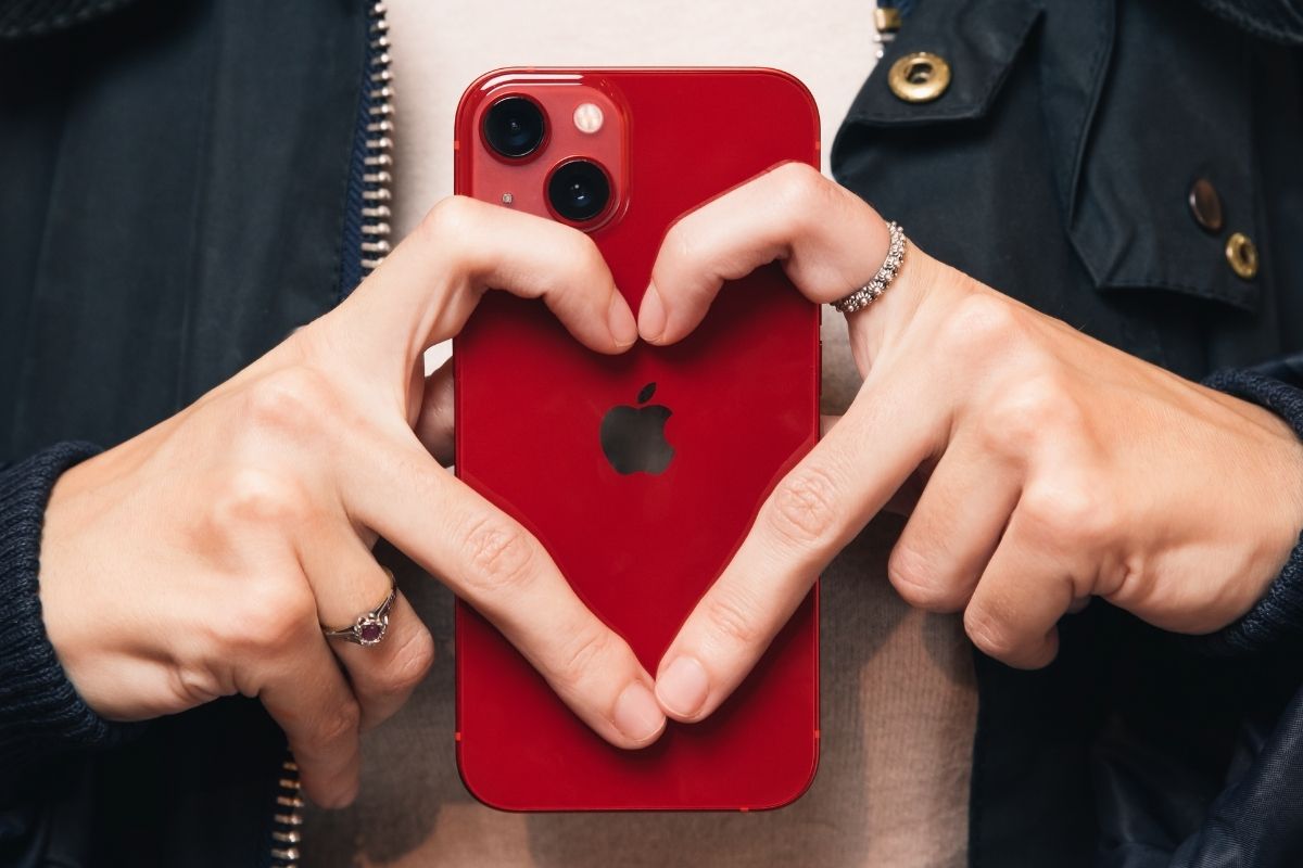 Röd renoverad iPhone 14 från Swappie