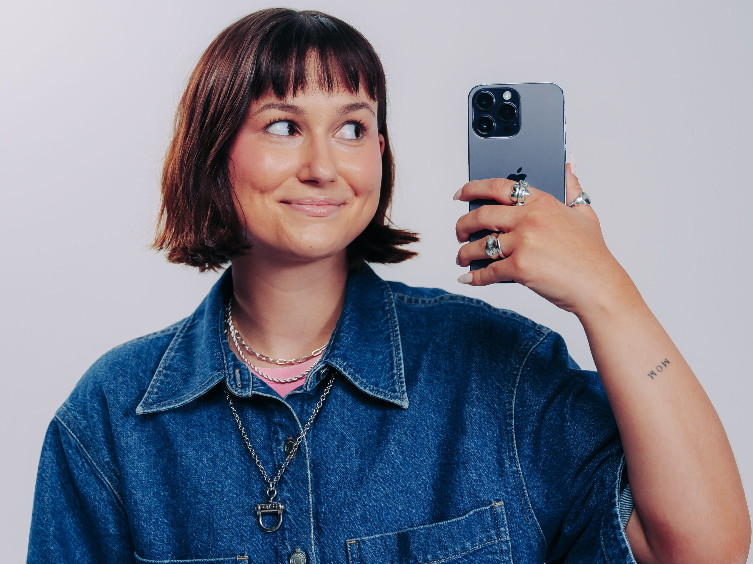 Tjej som tar kort Tjej som tar en bild med sin iPhone