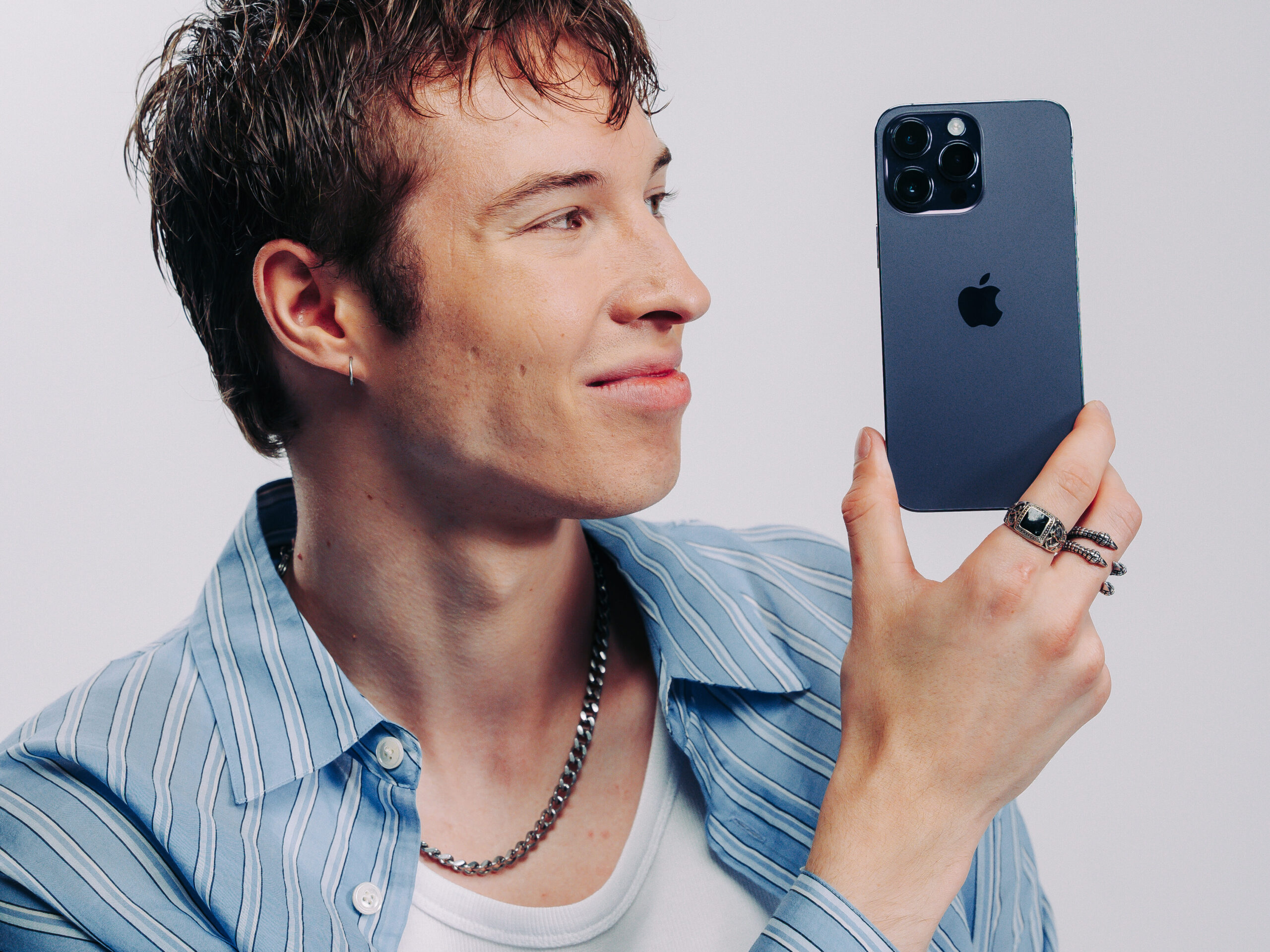 Kille håller svart iPhone Kille som håller upp en svart iPhone