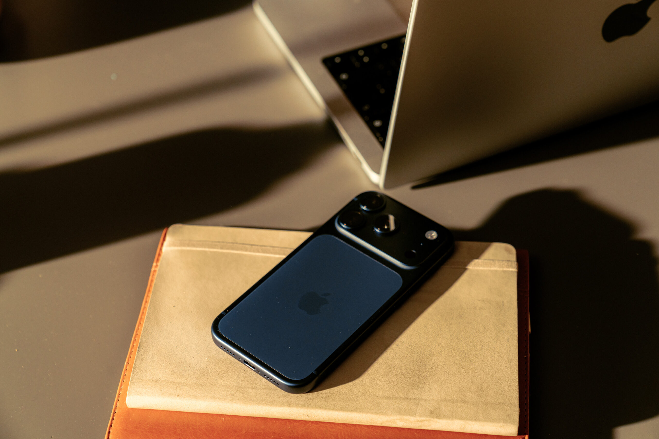 Tilbehør der får din iPhone til at holde længere: Guiden til lang levetid