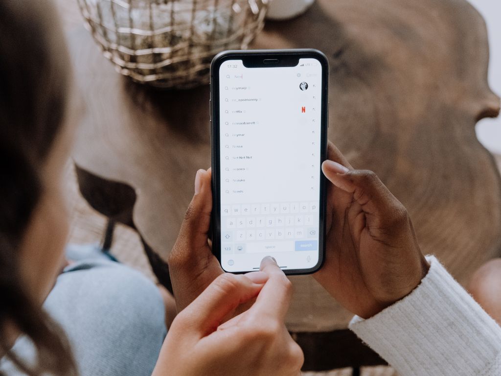 iPhone-skärm som surfar på internet Personer som håller i iPhone och surfar på internet