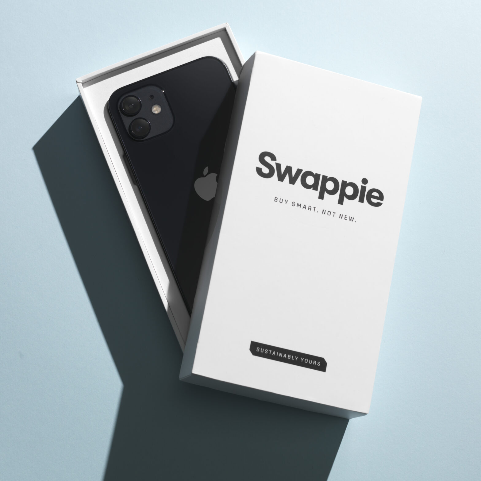 Unboxing of a refurbished iPhone by Swappie.