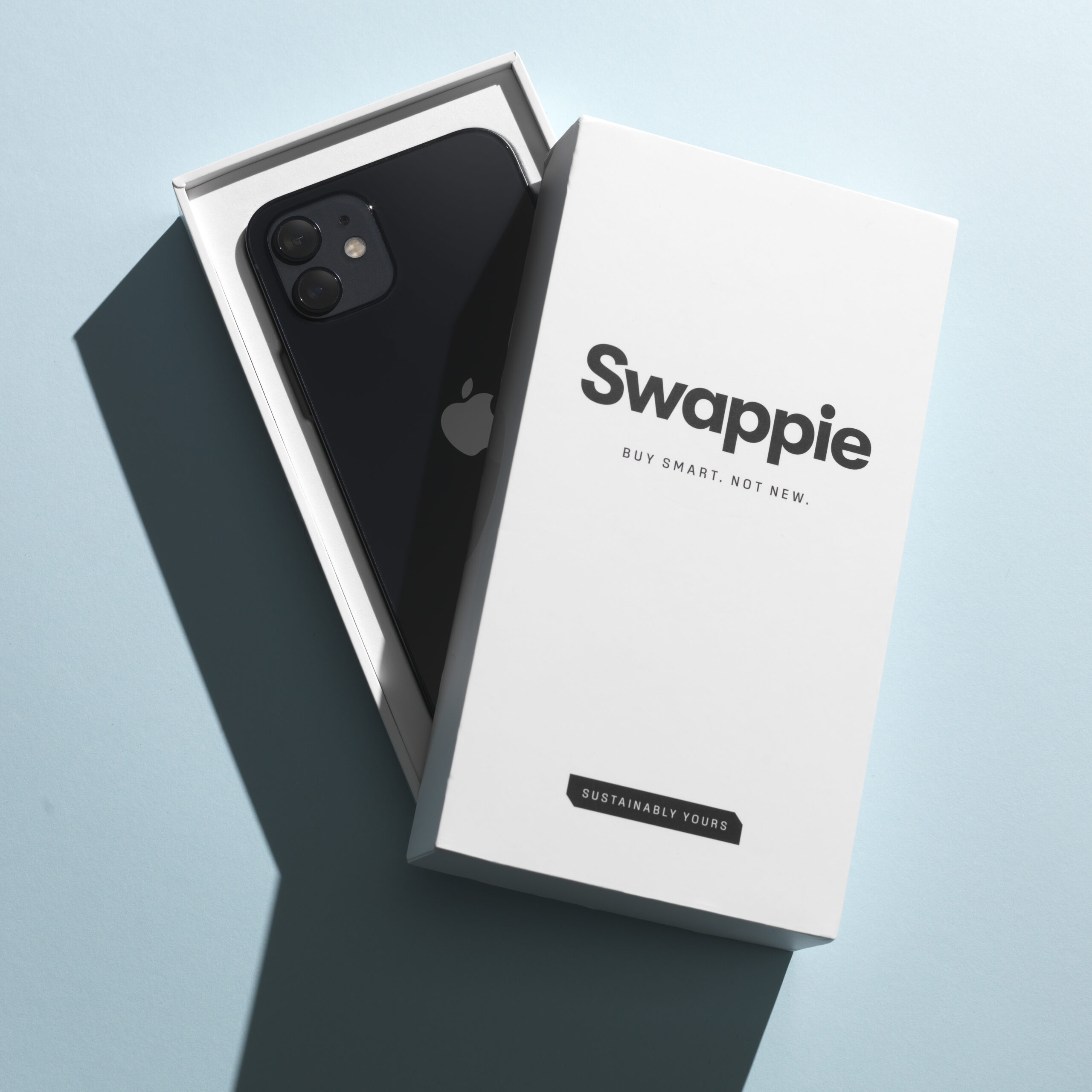 Unboxing of a refurbished iPhone by Swappie.