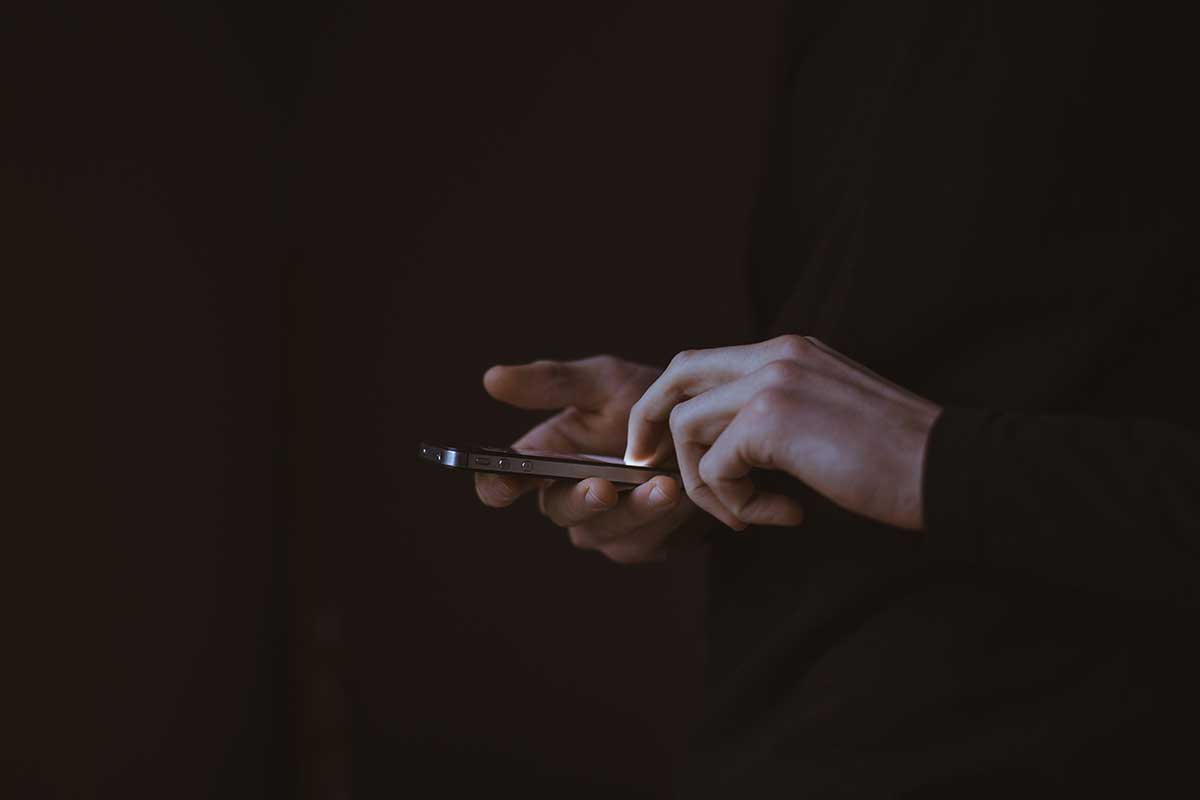 Une main tenant un téléphone