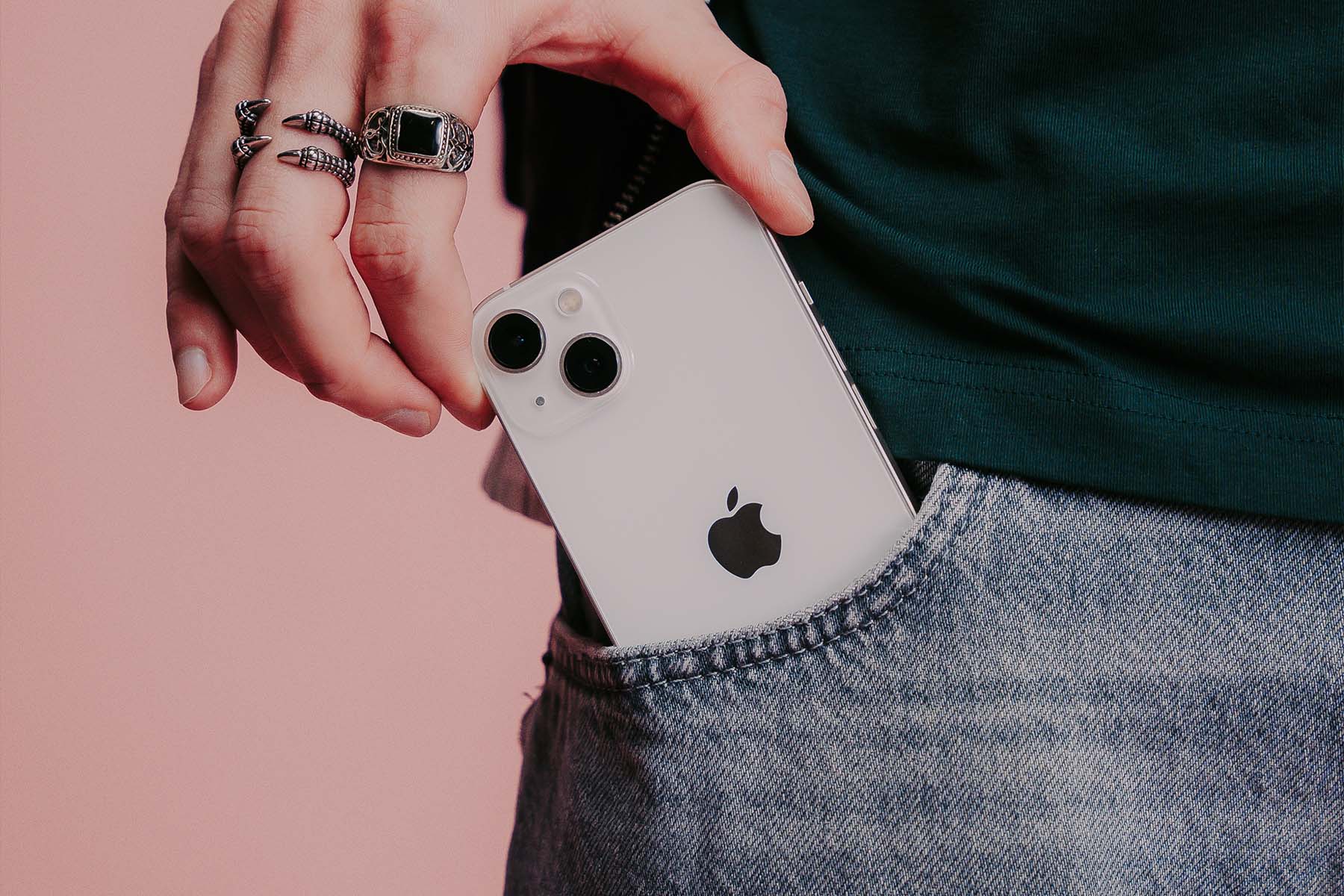 iPhone 13 vs Samsung S22: choosing your champion: innovation vs integration