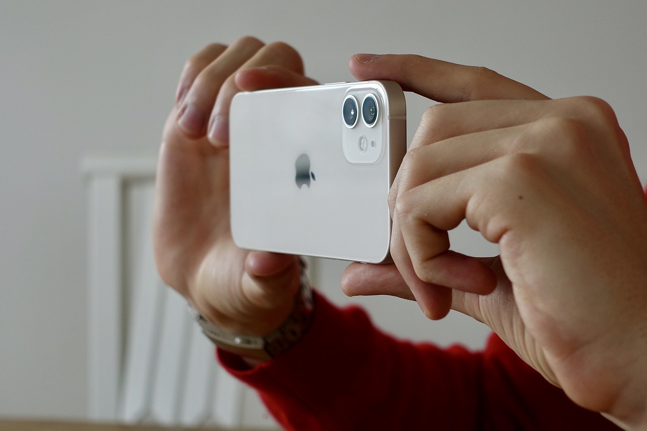 iPhone tar kort iPhone som ligger horisontellt och tar kort
