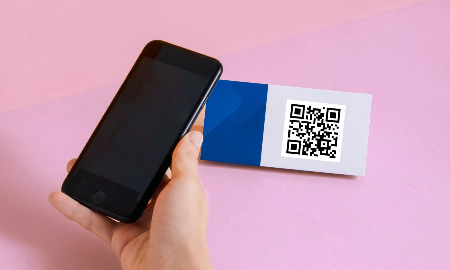 En person skannar en QR-kod med sin iPhone-kamera på nära håll.