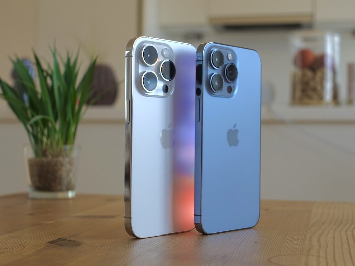 Två iPhones Två iPhones som står på ett bord