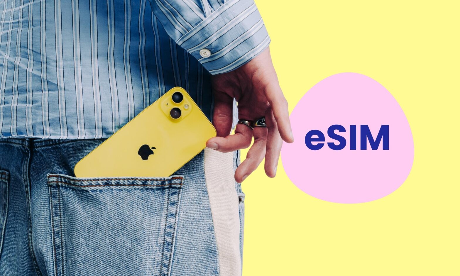 Person tar upp en gul Swappie iPhone ur bakfickan, med texten eSIM i bakgrunden