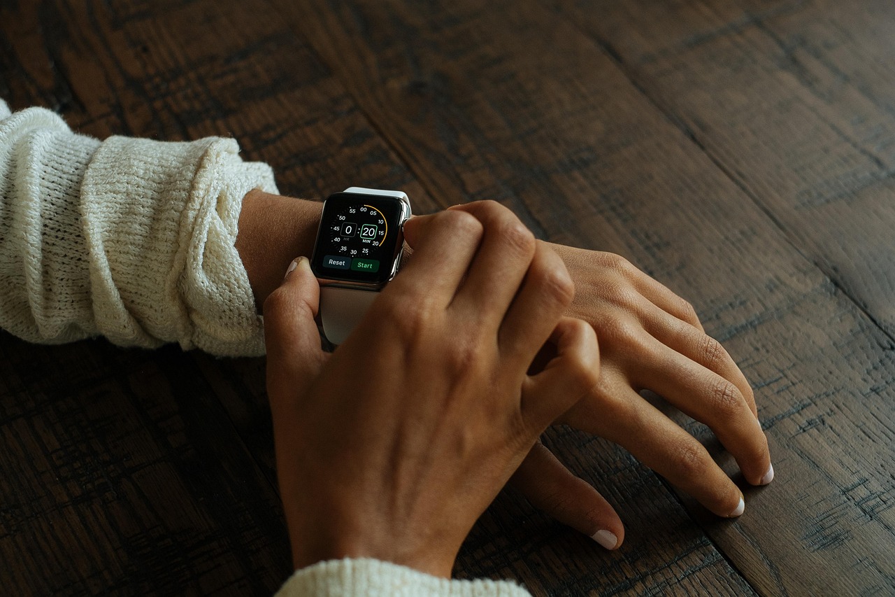 Apple Watch på handled En Apple Watch på kvinnas handled som representerar en typ av wearable